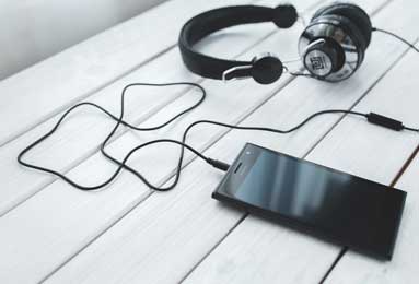 工具替代不了人心：团队凝聚力的核心是共同目标与信任，而非一个App